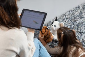vrouw leest tablet mbt energielabels